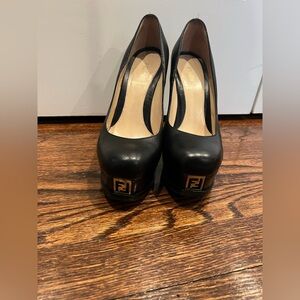 Fendi Décolleté Nappa Nero Black Platform Heels With Gold Logo